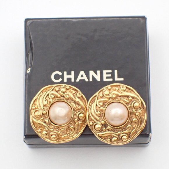CHANEL Logo Imitation Pearl Round Button Earrings Clip-On GHW Vintage - Picture 1 of 8